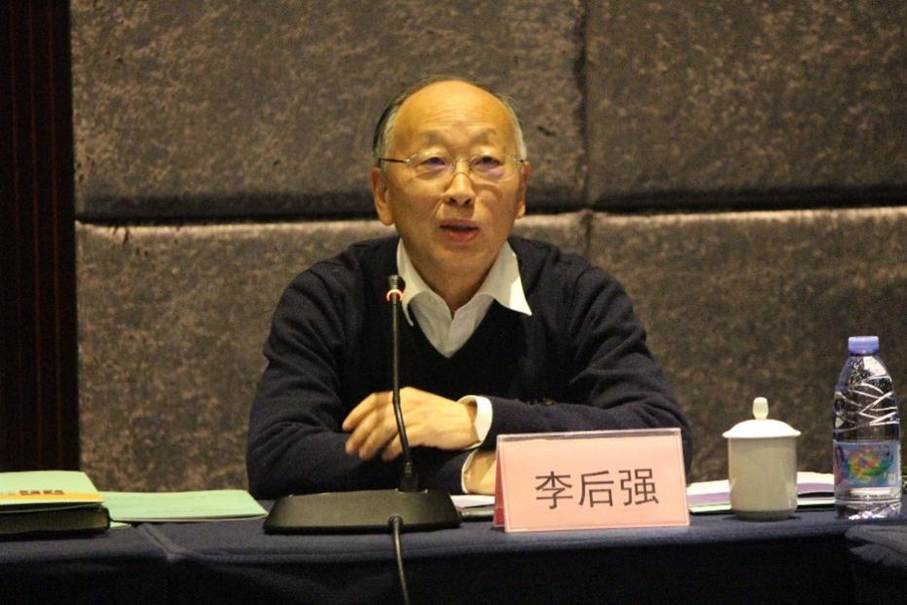 桌子上有男人的照片上写着字 AI 生成的内容可能不正确。