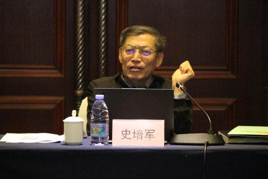 电脑前的人 AI 生成的内容可能不正确。