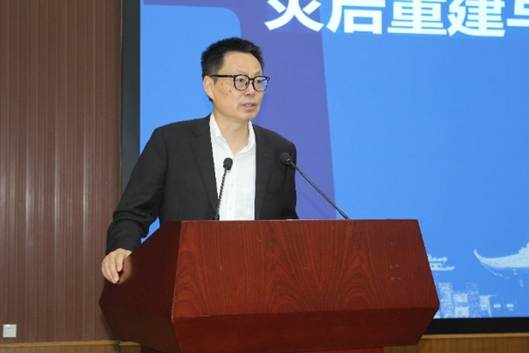 穿着西装笔挺的男子与配字 AI 生成的内容可能不正确。