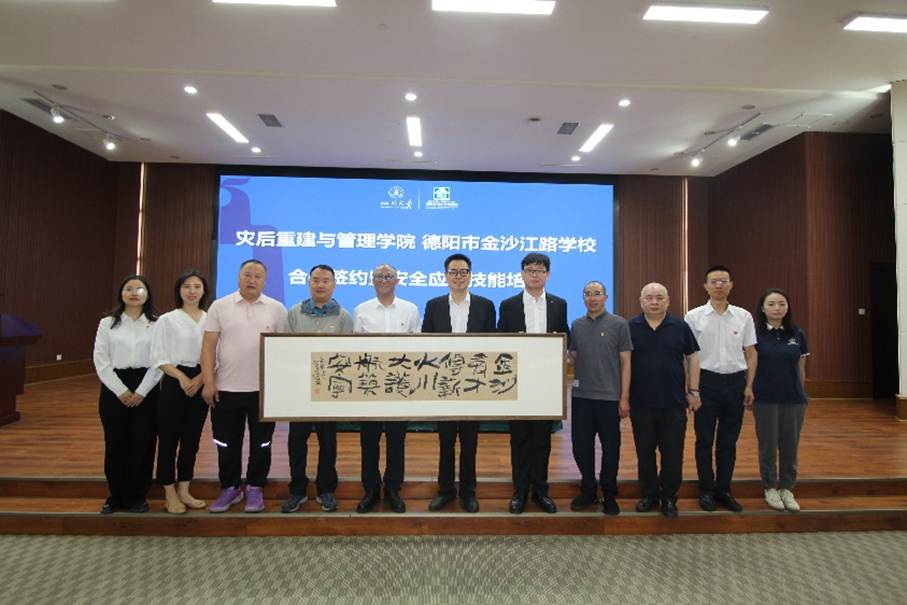 一群人站在室内 AI 生成的内容可能不正确。 一群人站在室内 AI 生成的内容可能不正确。